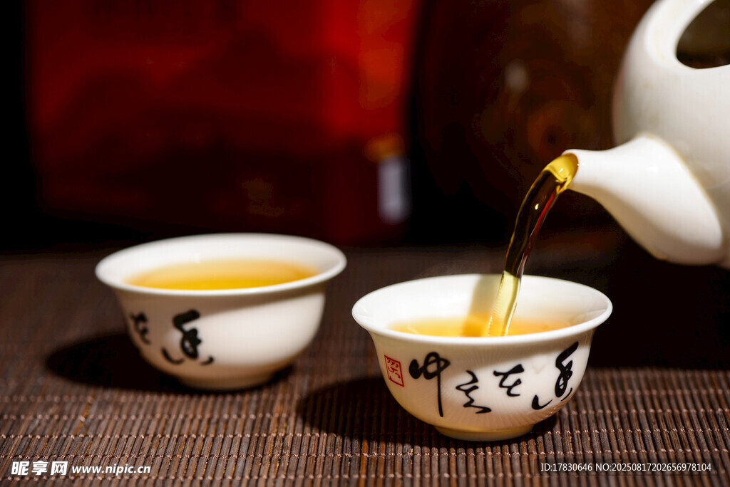 茶壶倒茶入精致茶杯