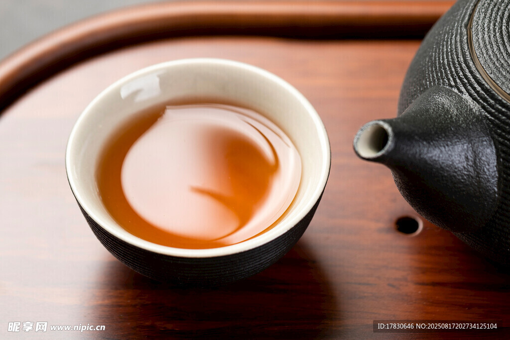 中式茶具中的一杯热茶