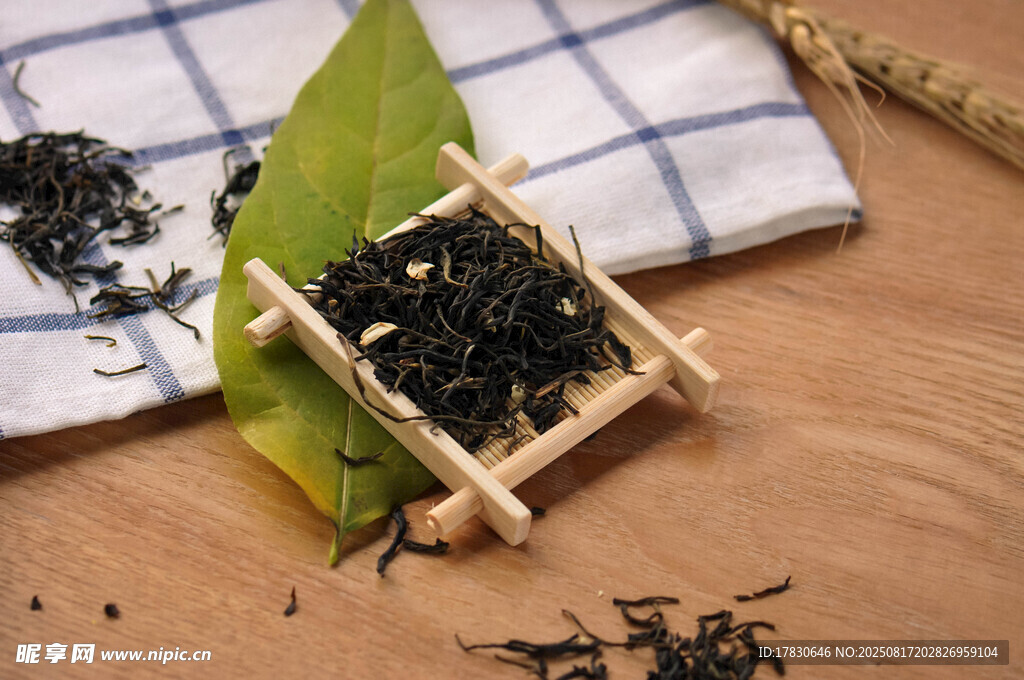 木制托盘上的散装茶叶