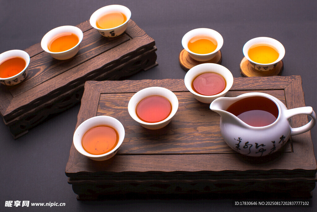 中式茶具与茶汤展示
