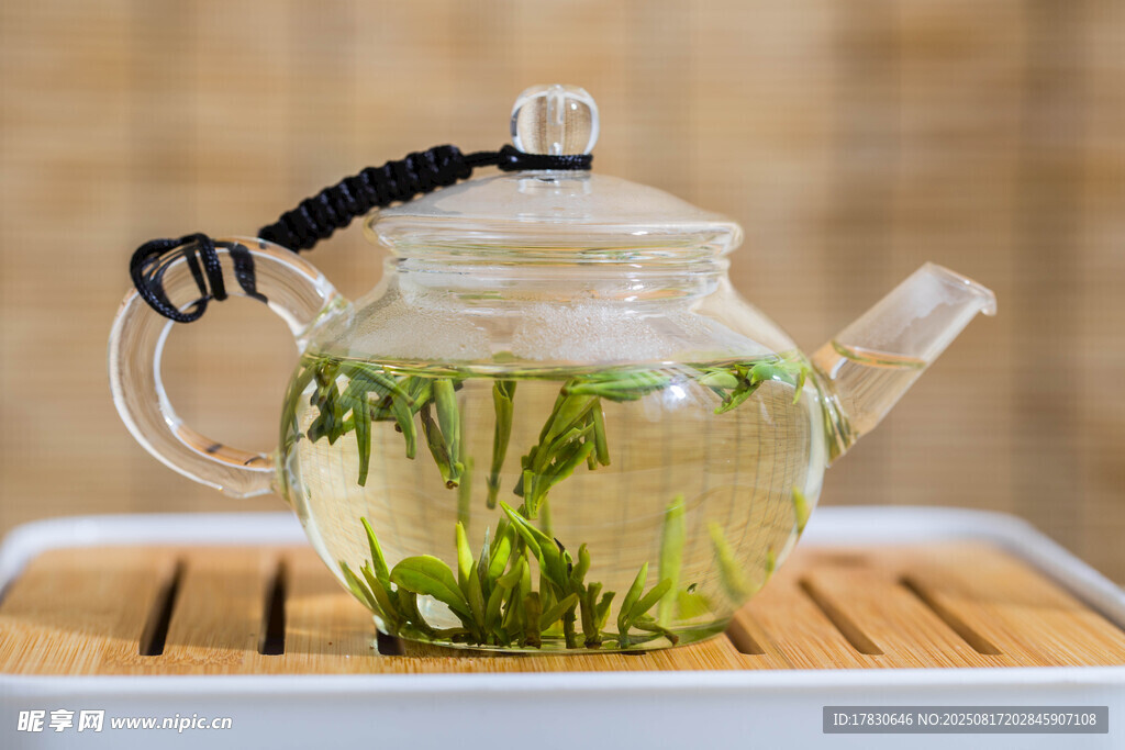 玻璃茶壶中泡着清新绿茶