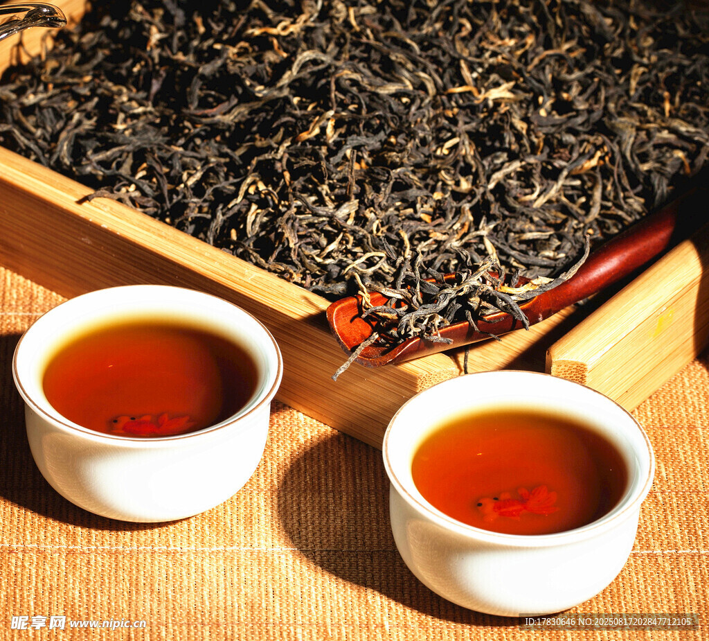 两杯香茗与茶叶的惬意画面