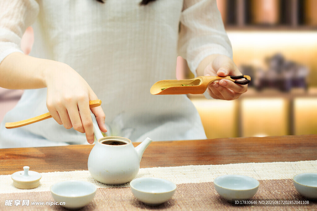 优雅茶艺表演瞬间