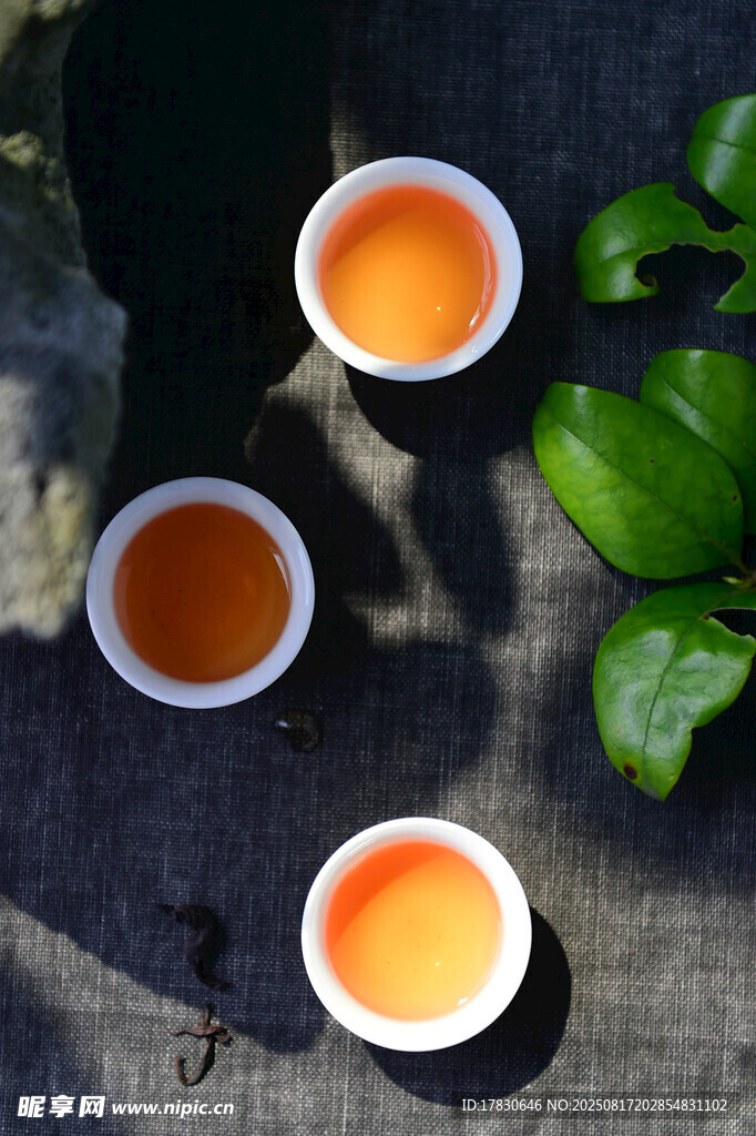 三杯香茗伴绿叶