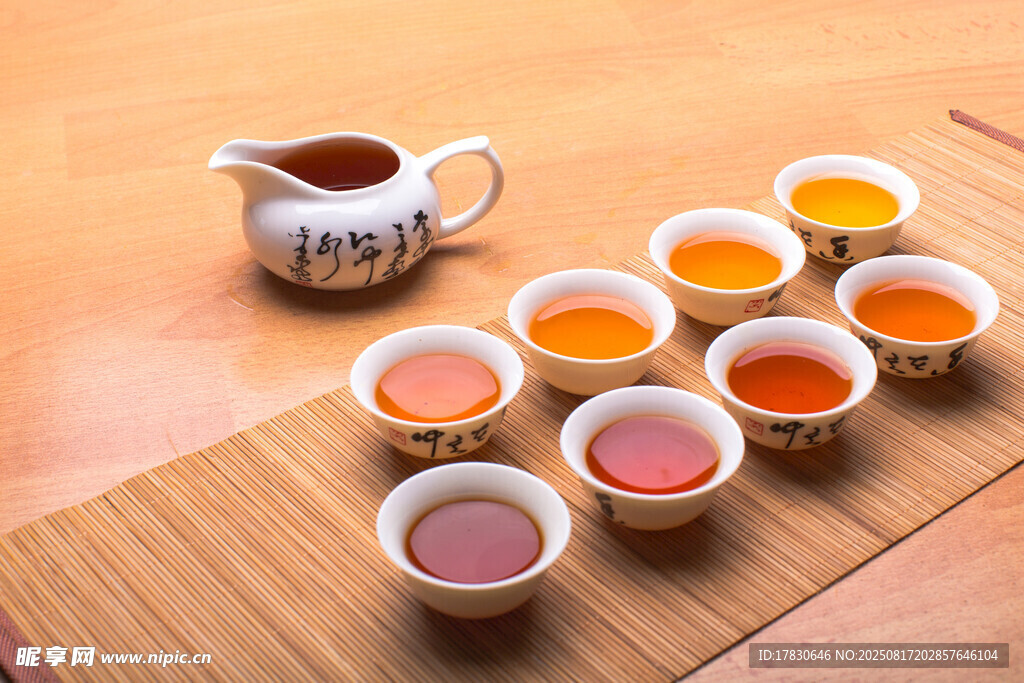 中式茶具与多彩茶汤展示
