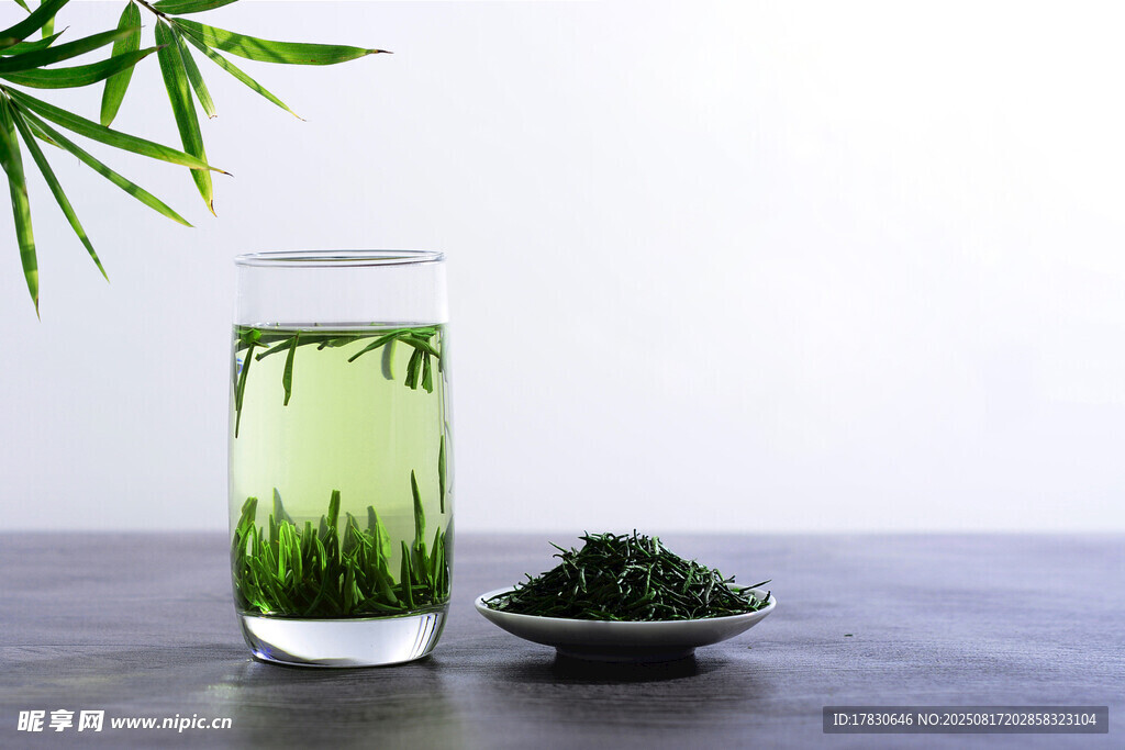 玻璃杯中的清新绿茶