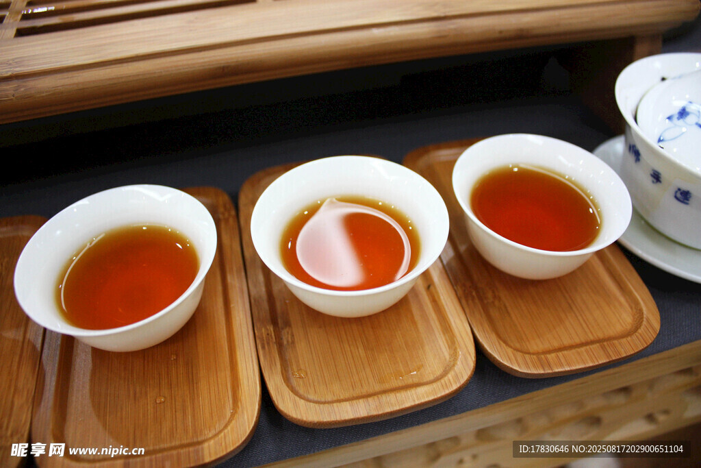 三杯香茗置于古朴茶具中