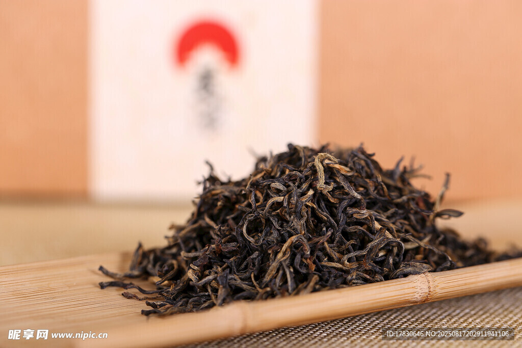木勺上的黑茶叶