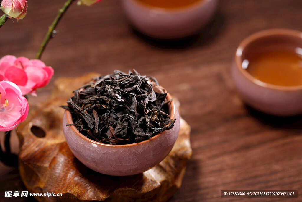 中式茶具与茶叶的雅致组合