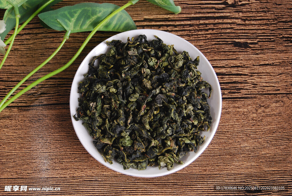 木制桌面上的一碗茶叶