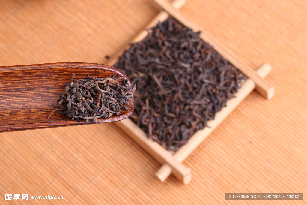 木勺中的黑茶叶特写