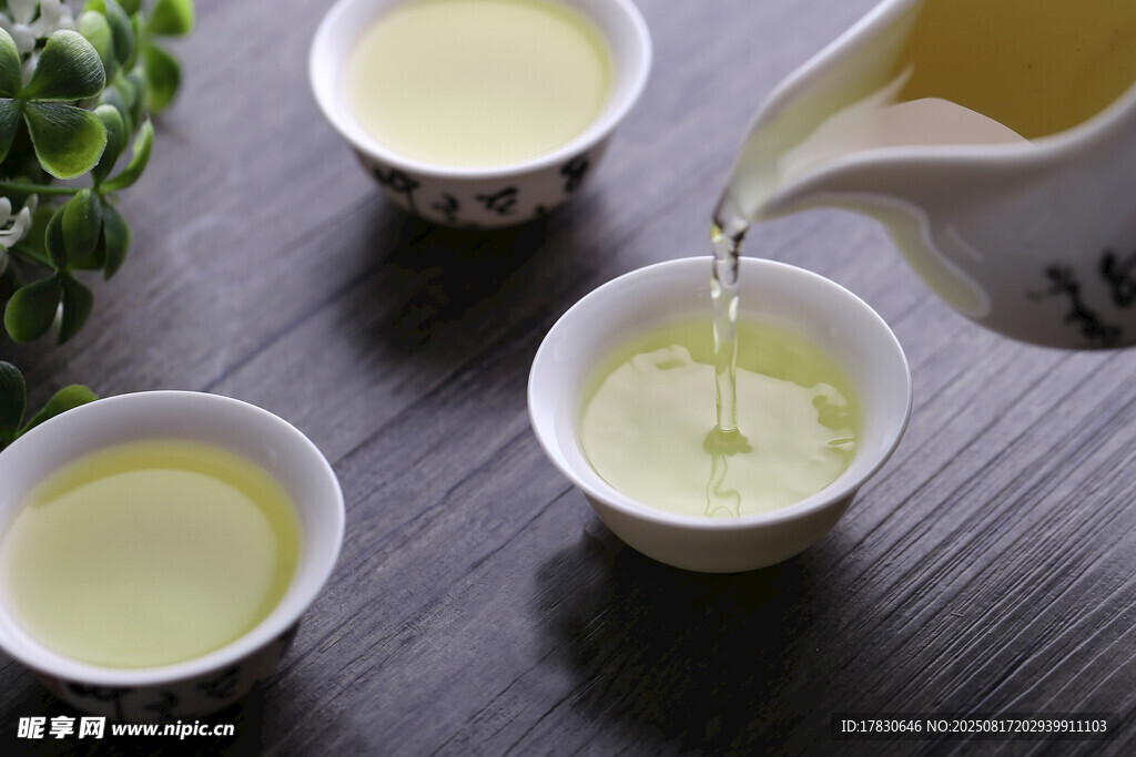 茶壶倒茶入精致小茶杯