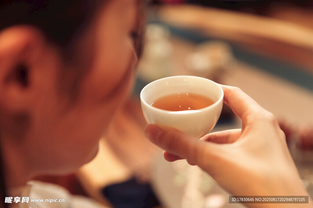 女子手持茶杯品茶瞬间