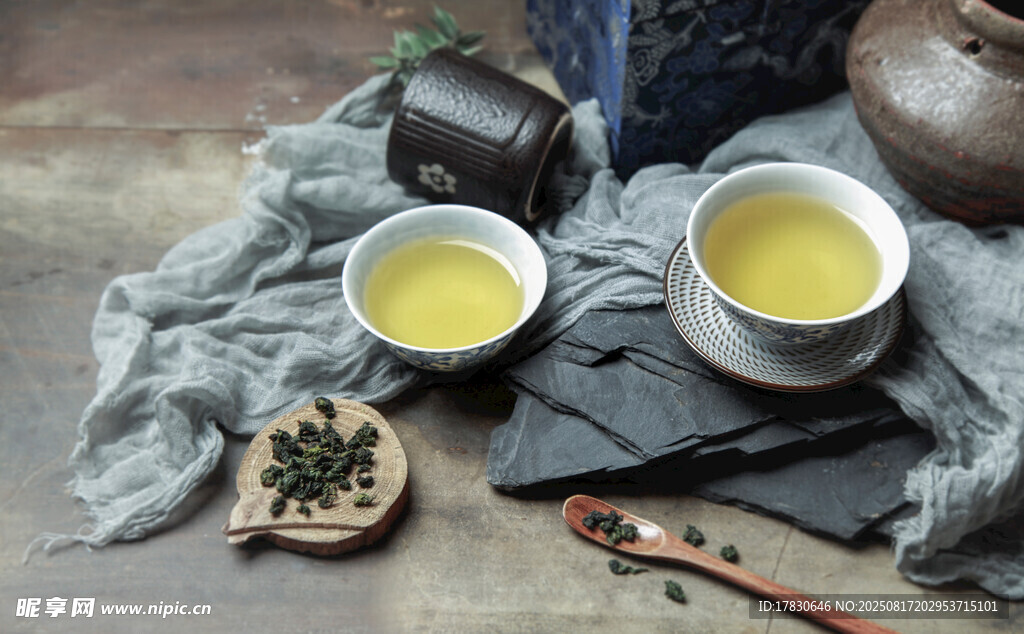 两杯清茶伴茶具的闲适场景