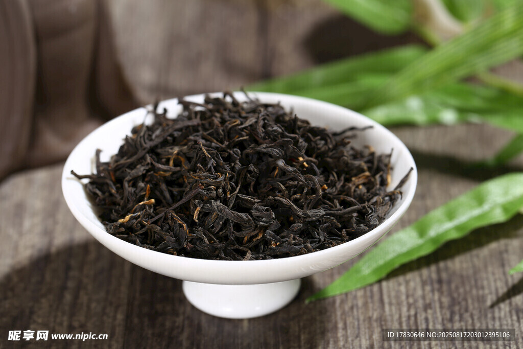 白瓷碗中的黑茶叶