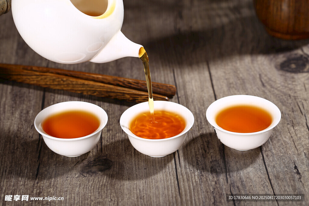 茶壶倒茶至三杯