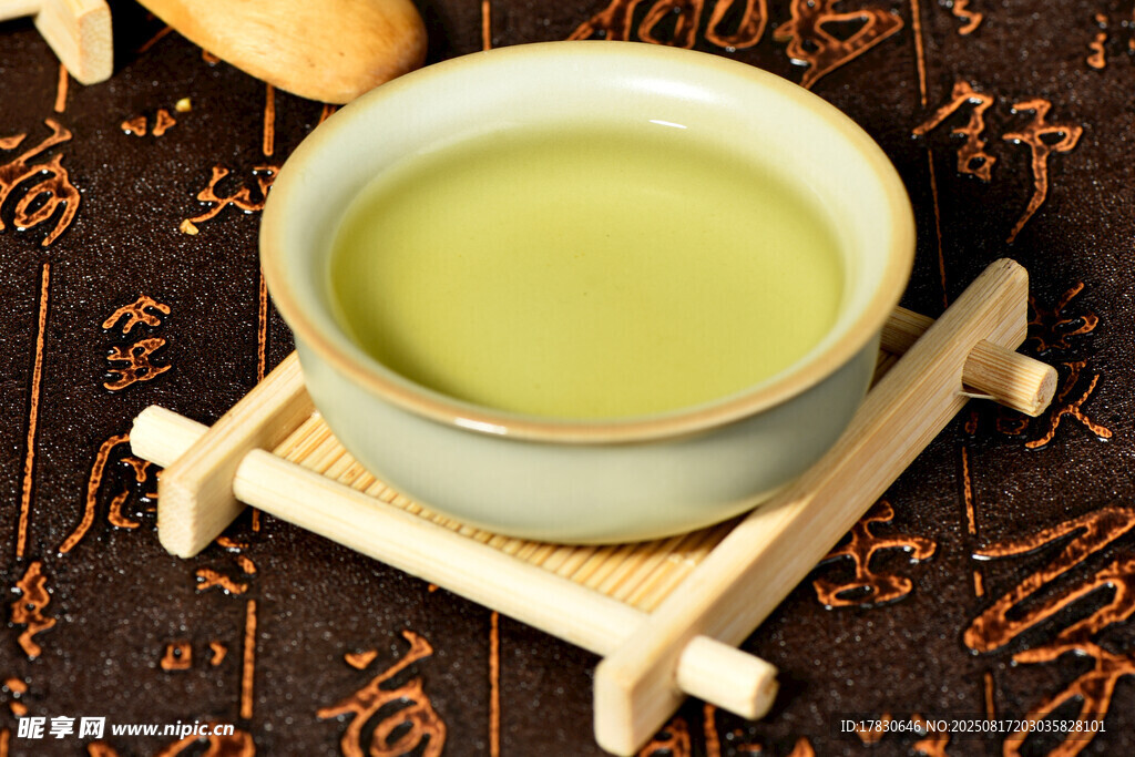 古朴茶碗中的嫩绿茶汤