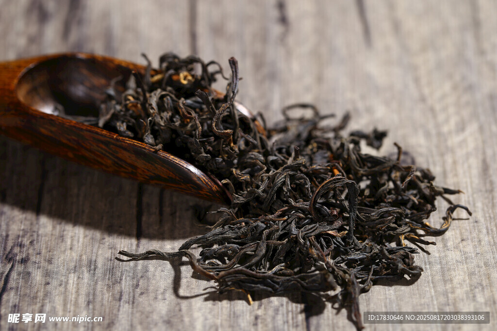 木勺中的散装黑茶叶