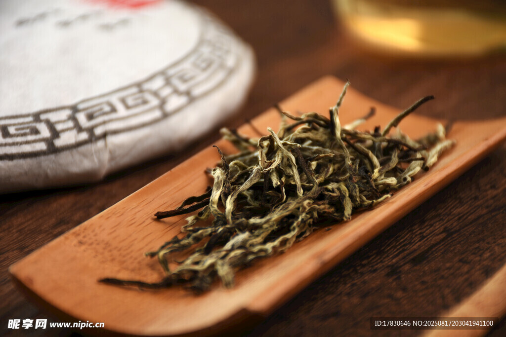 木制托盘上的嫩绿茶叶