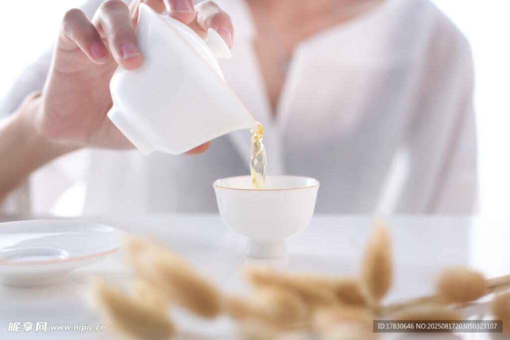 牛奶倒入杯中的温馨瞬间