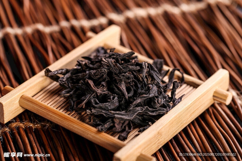 木制托盘上的黑茶叶