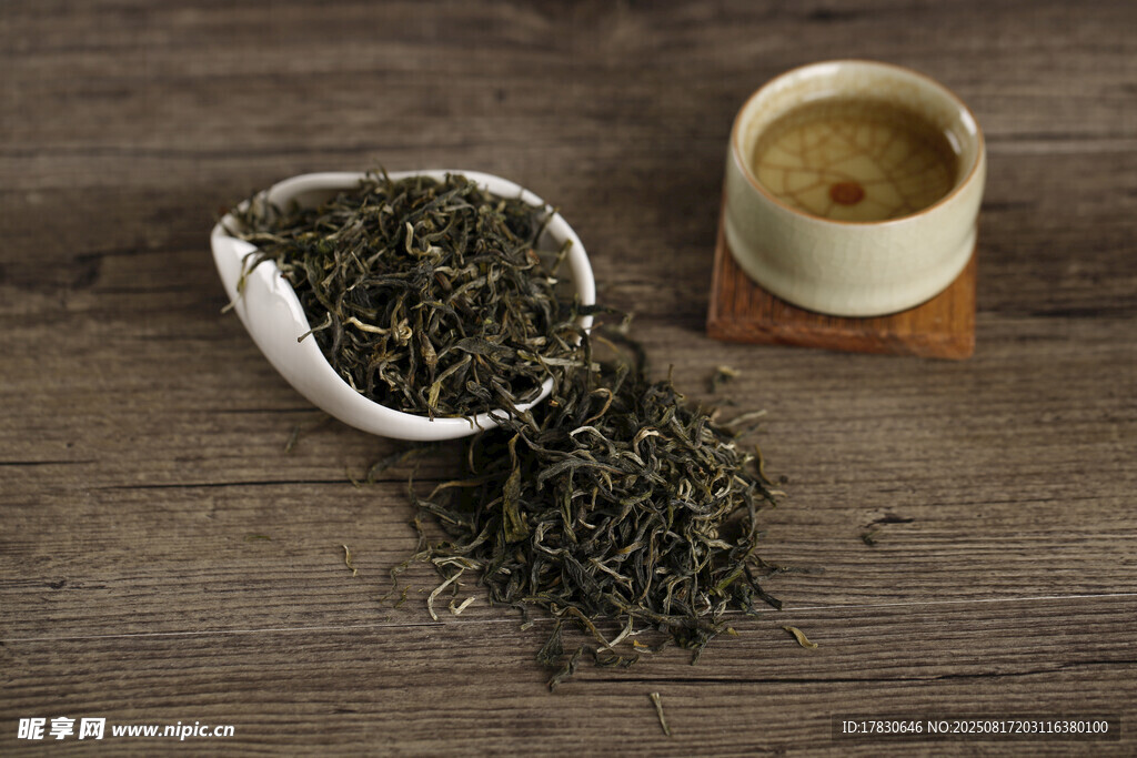 木制桌面上的茶叶与茶杯