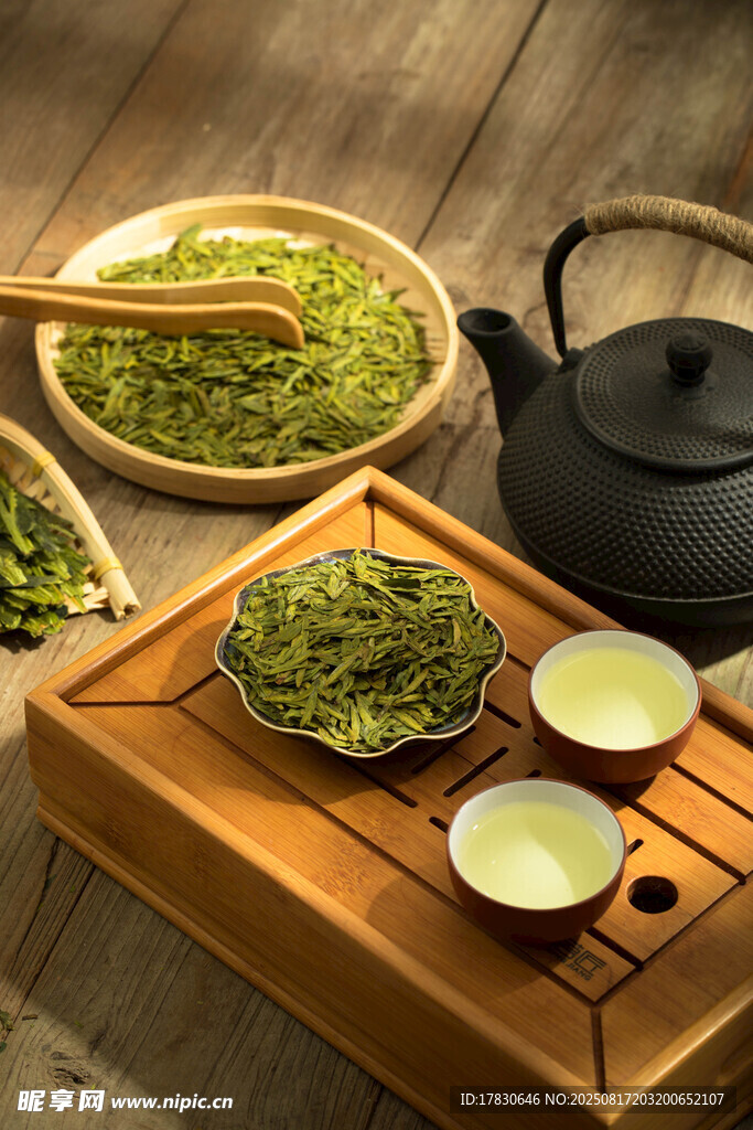 传统茶具与清新茶叶展示