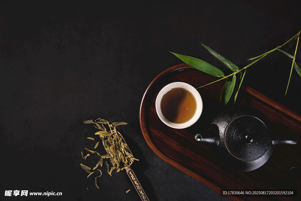 中式茶具与绿植的雅致组合