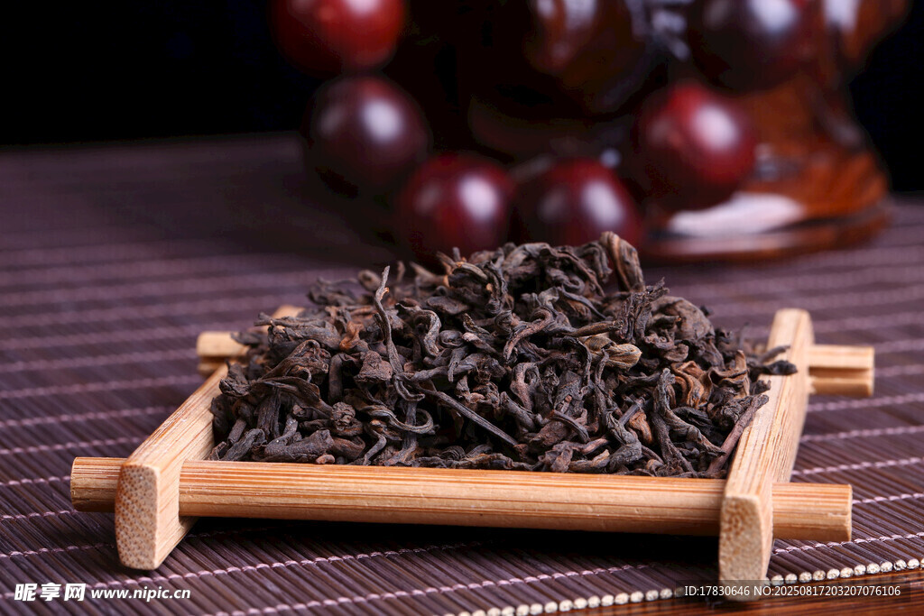 木制托盘上的深色茶叶