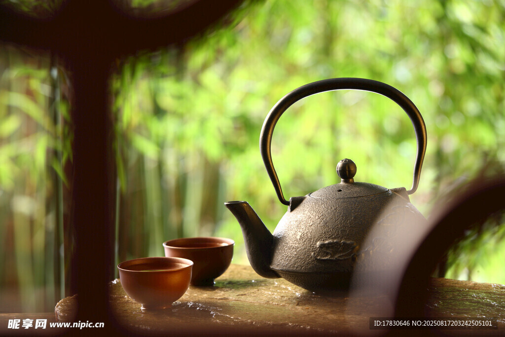 竹林中的雅致茶具