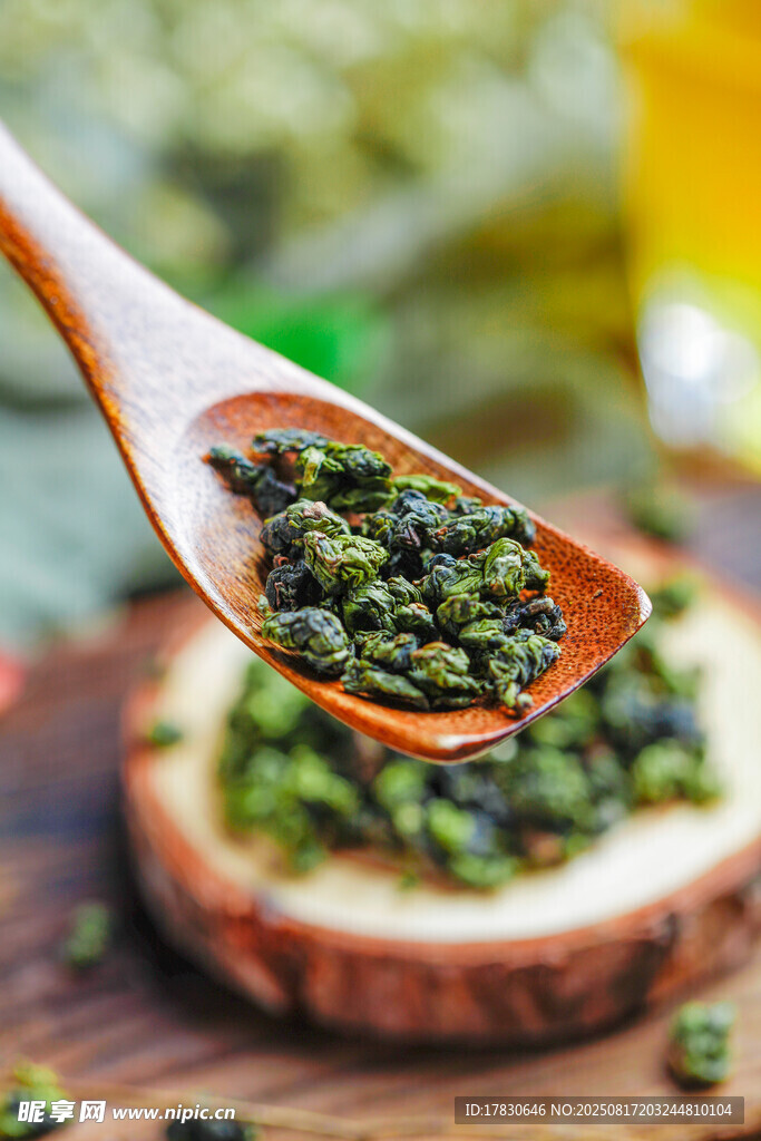 木勺上的绿胡椒粒