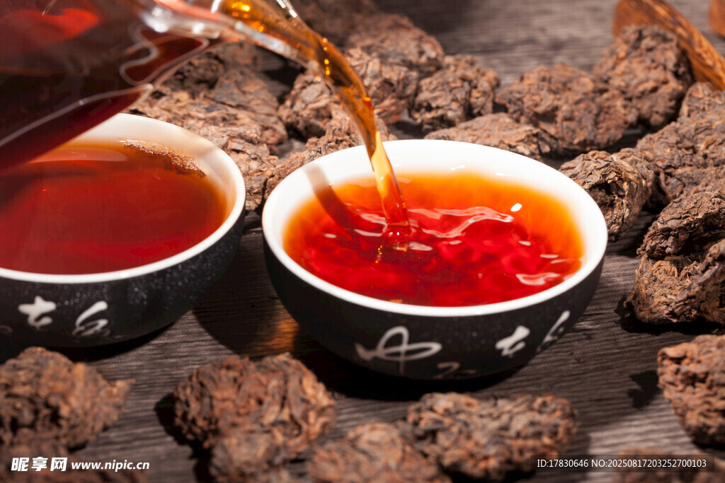 两杯热茶正被倒入杯中