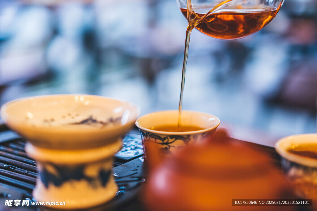 茶壶倒茶至精美茶盏