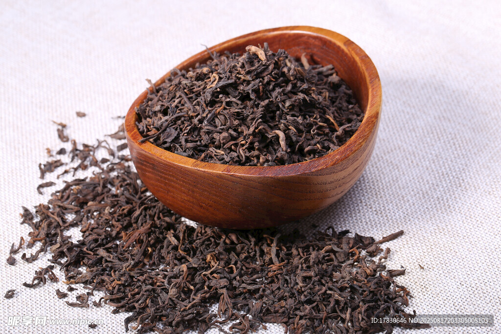 木碗中的深色茶叶