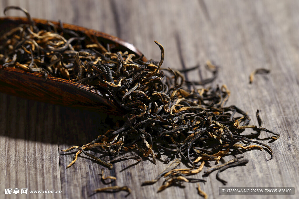 木勺中的散装茶叶