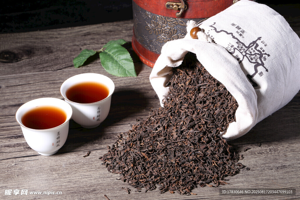 袋装茶叶与两杯热茶