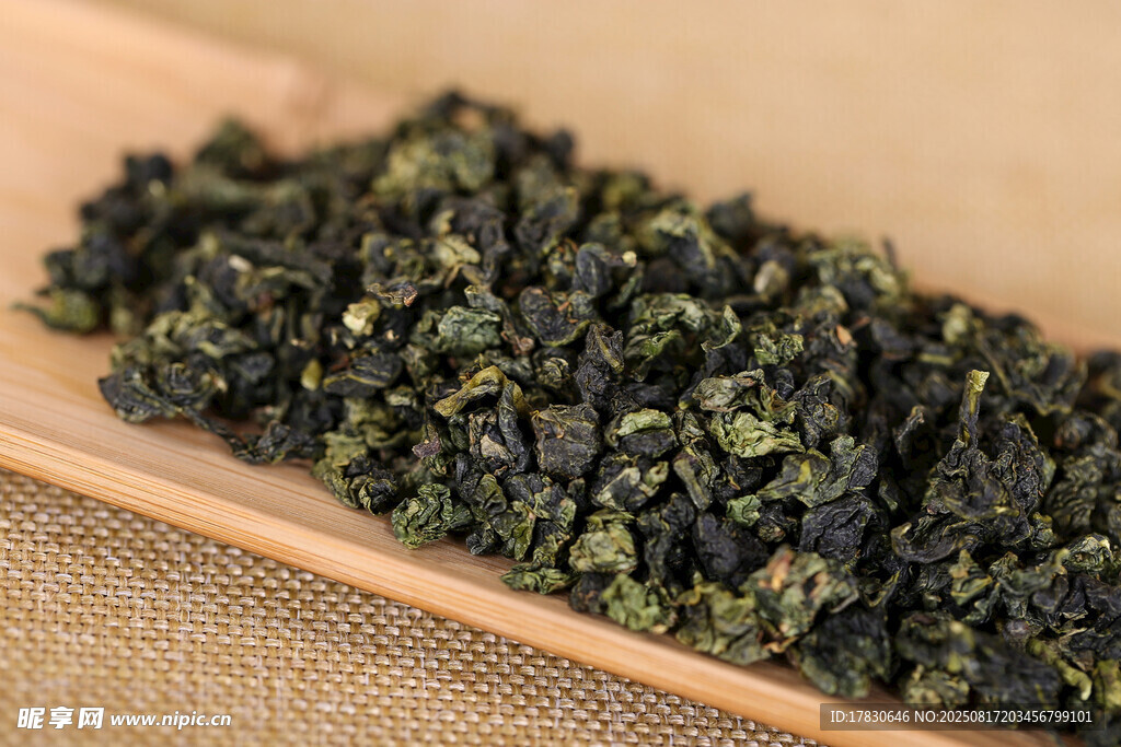 木制托盘上的优质乌龙茶