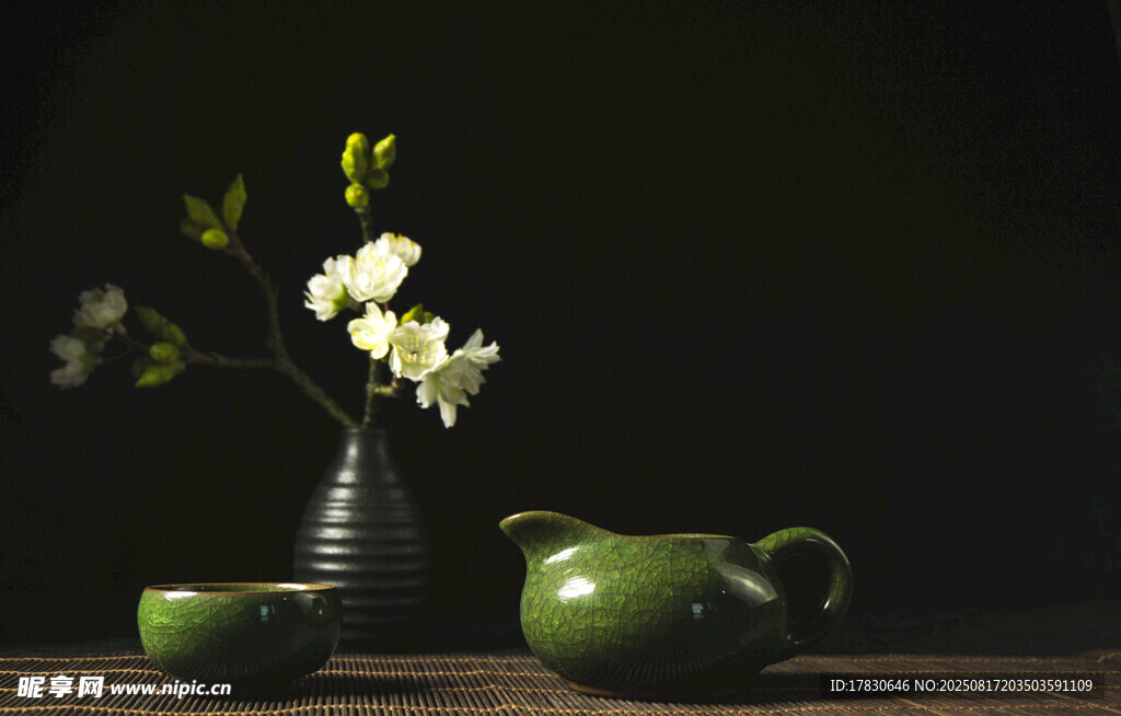 中式茶具与素雅插花