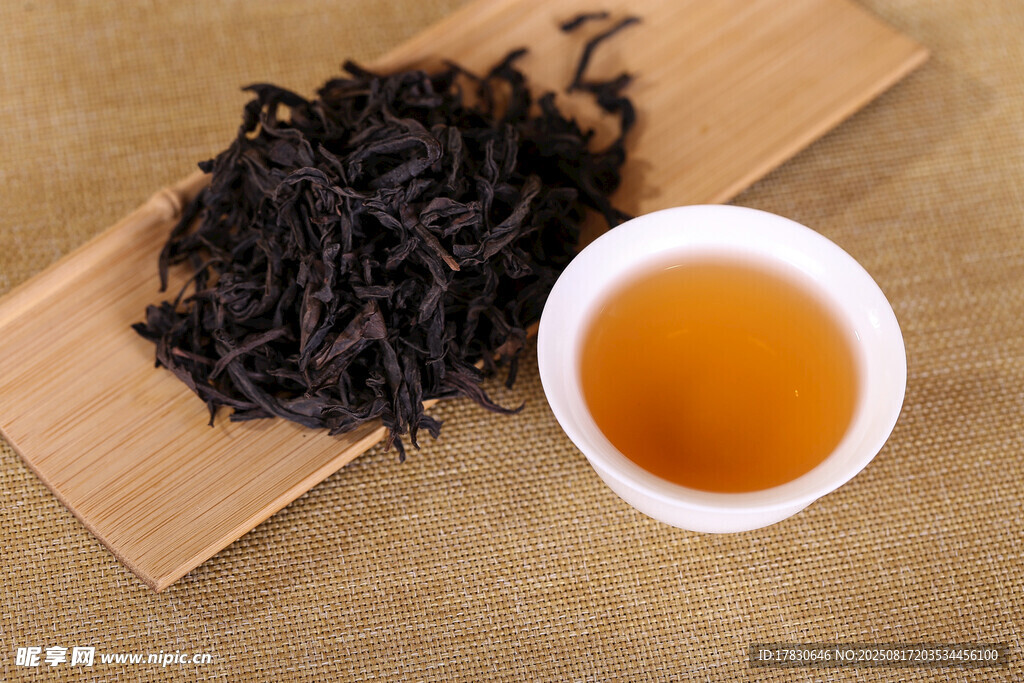 木制托盘上的茶叶与茶汤