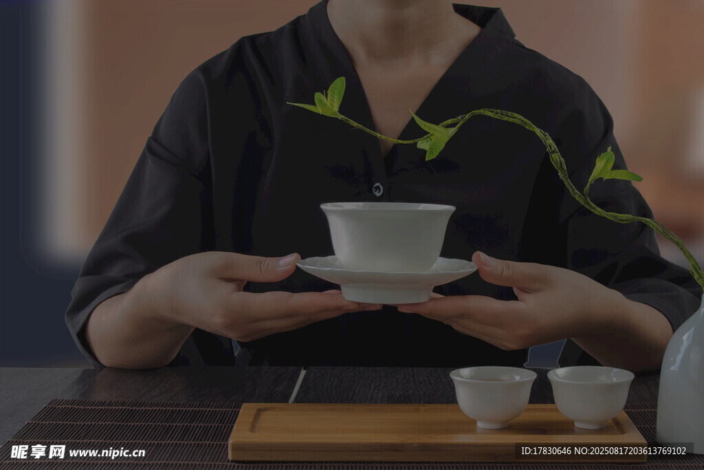 女子优雅捧持中式茶杯