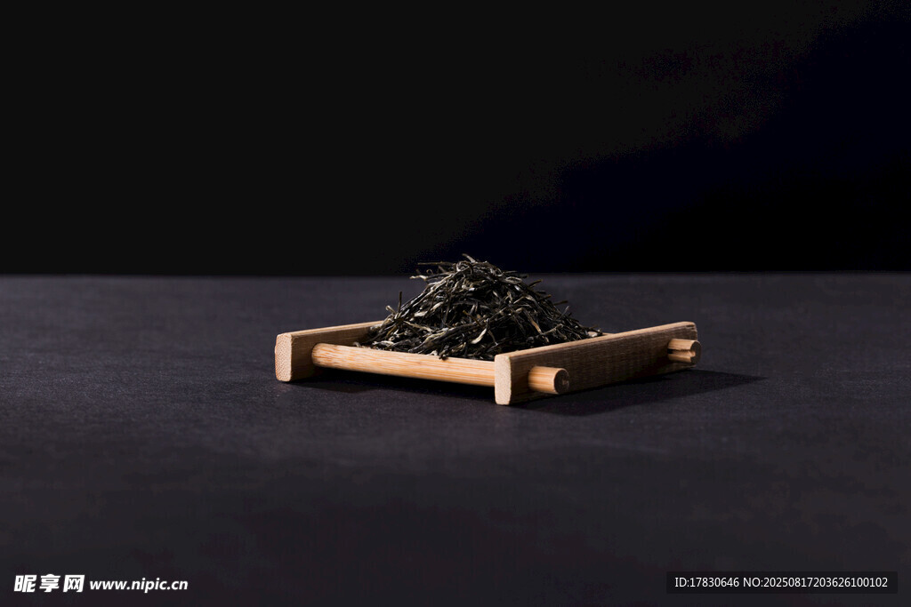 简约木制托盘上的绿植摆件