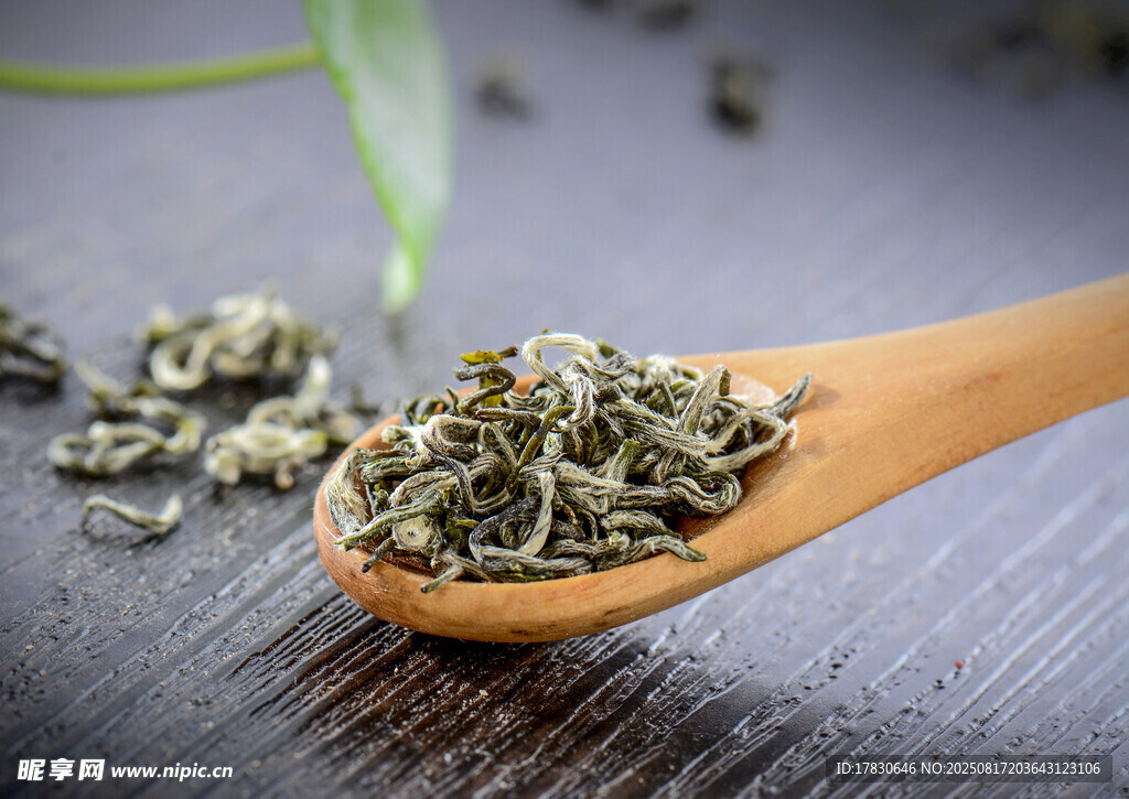 木勺上的嫩绿茶叶
