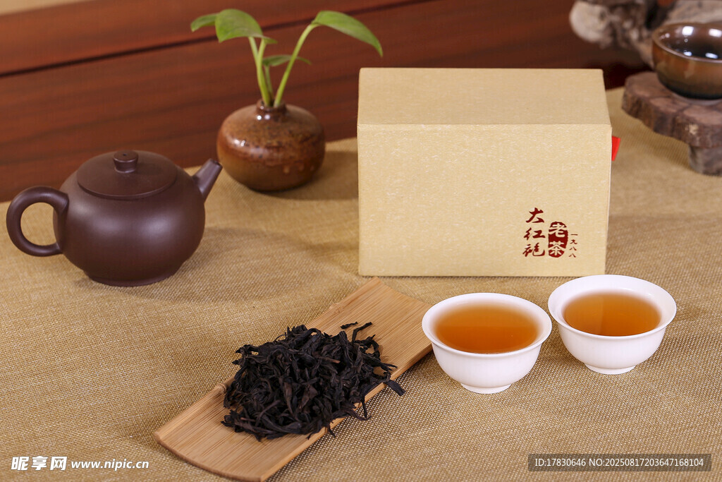 中式茶饮与茶具展示
