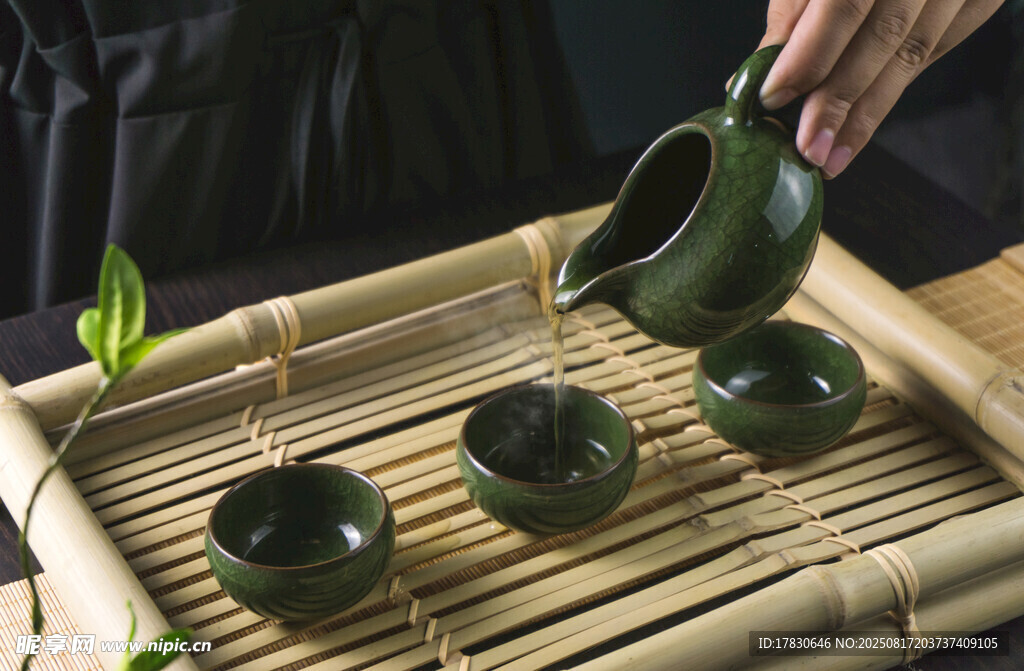 青瓷茶具倒茶场景