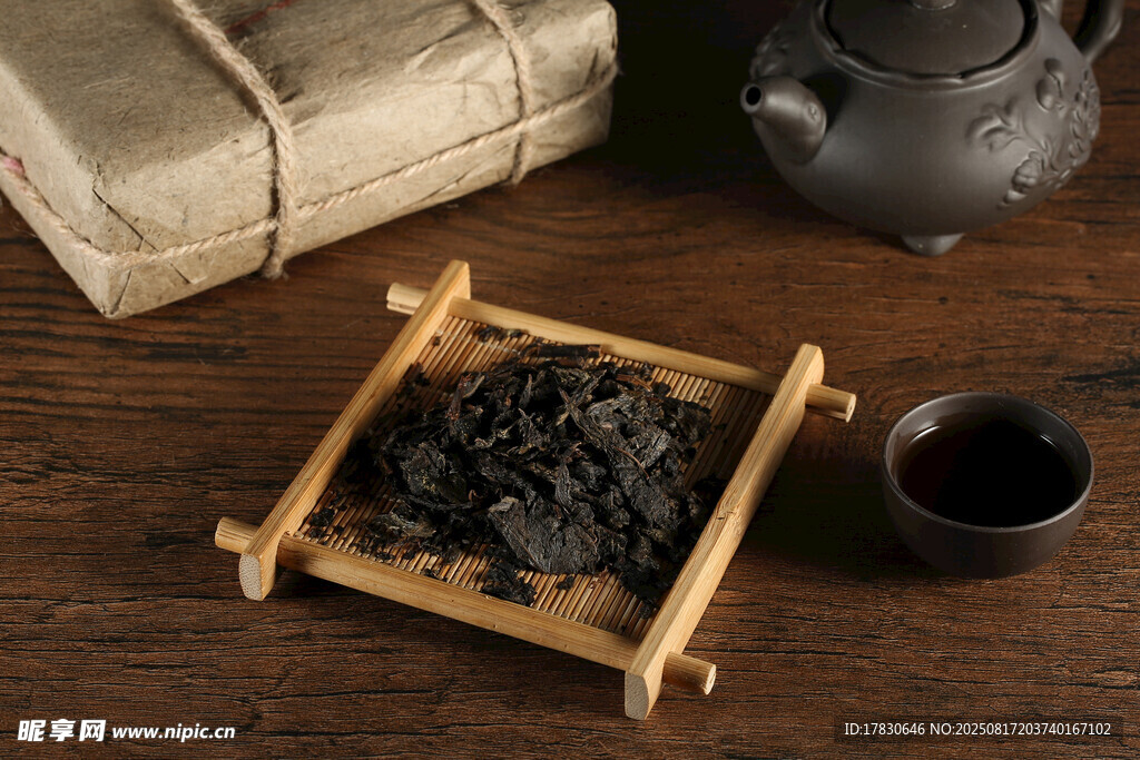 传统竹制茶盘上的黑茶叶
