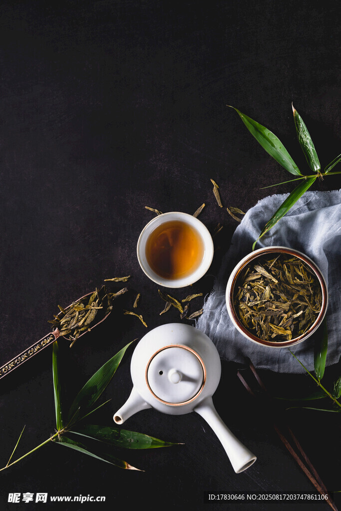 中式茶具与茶饮展示