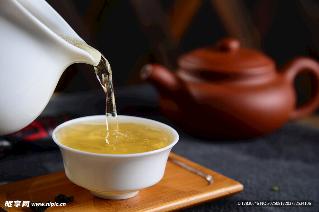 白壶倒茶入杯瞬间