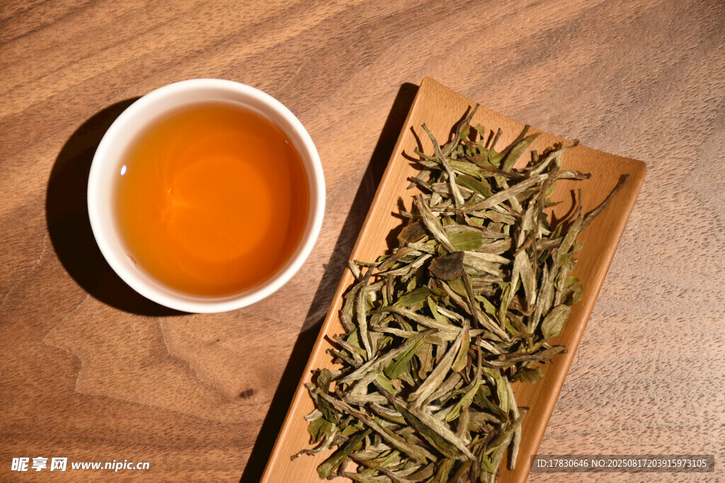 木制托盘上的绿茶与茶汤