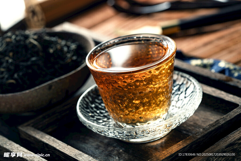 精致茶杯中的琥珀色茶饮