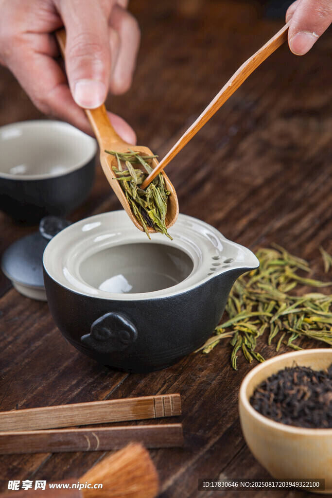 手舀茶叶于茶具中